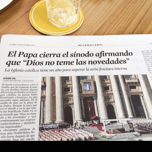Recorte de periódico con el titular «El Papa cierra el sínodo afirmando que Dios no teme las novedades», sobre una mesa