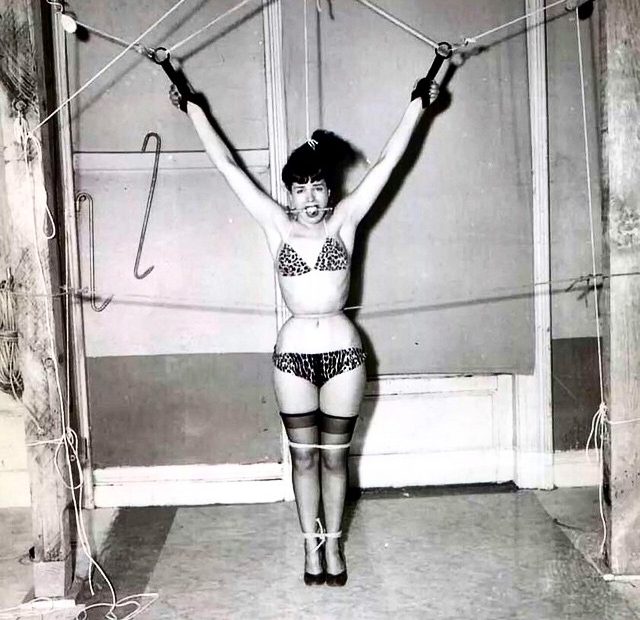 Foto De Bettie Page Atada En Ropa Interior