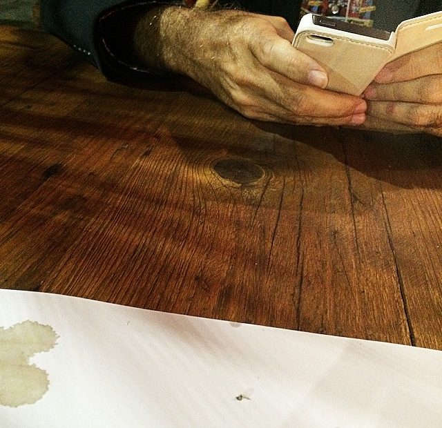 Manos De Victor Amela Con El Movil