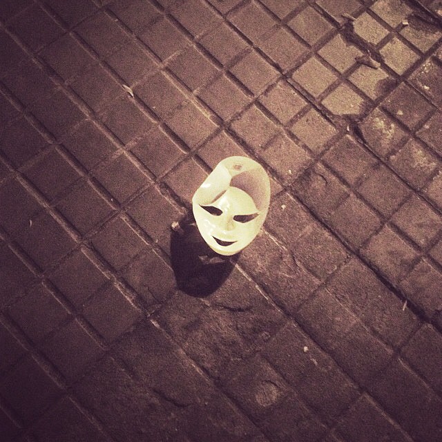 mascara blanca en el suelo barcelona