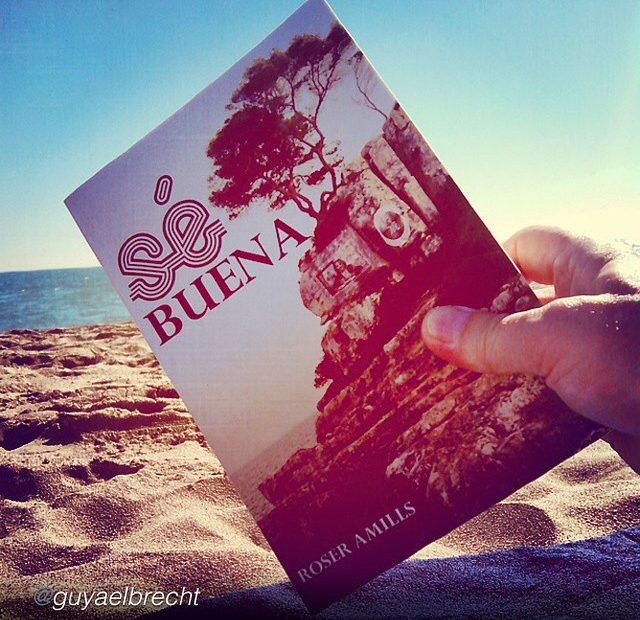 Novela Se Buena De Roser Amills Foto De Lectora En La Playa