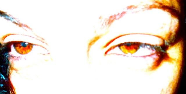 Ojo Marron Miel De Roser Amills Primer Plano