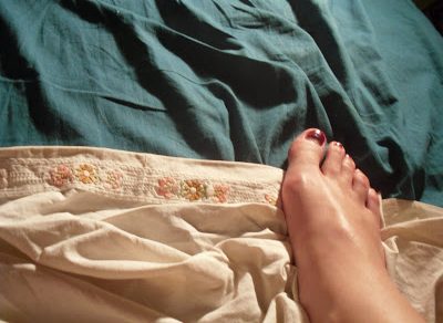 Pies De Roser Amills Con Las Unas Pintadas