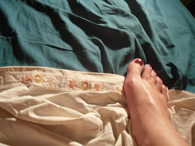 Pies De Roser Amills Con Las Unas Pintadas