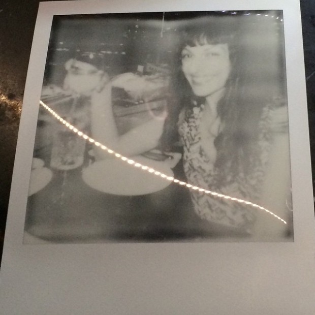 polaroid de roser amills por victor amela blanco y negro