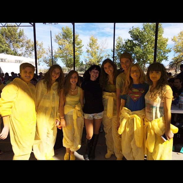 roser amills amb joves voluntaris poble nou del delta pintat de groc