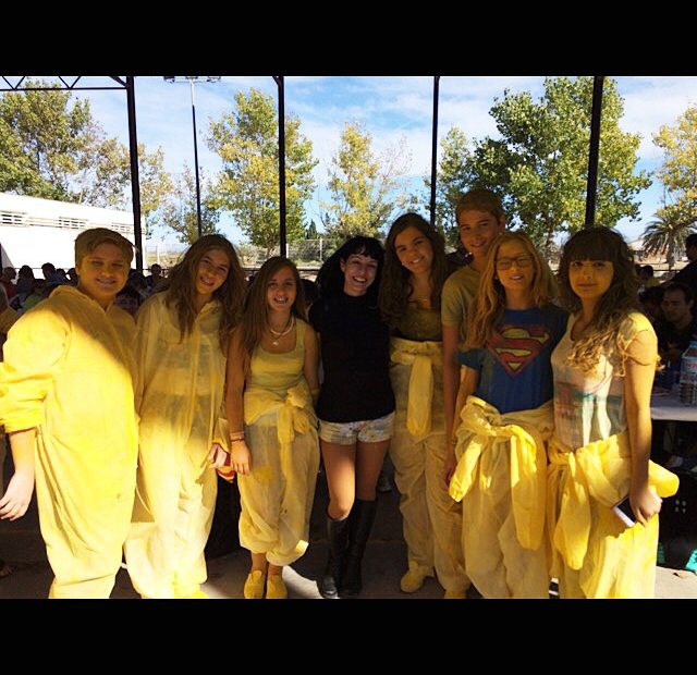 Roser Amills Amb Joves Voluntaris A Poblenou Del Delta Pintat De Groc