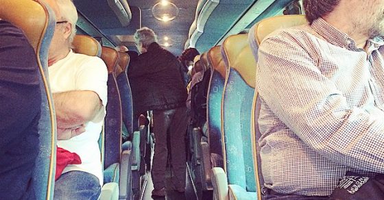 roser amills autobus pintar de groc poble nou del delta