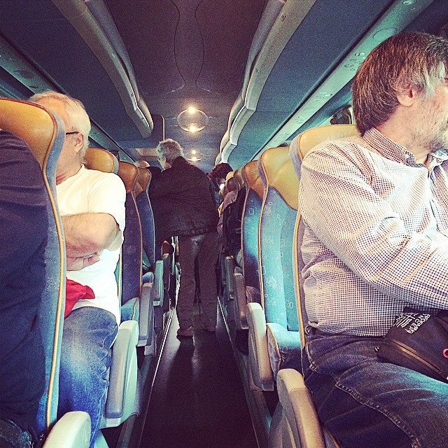 roser amills autobus pintar de groc poble nou del delta