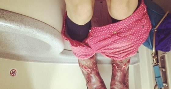 Roser Amills Beso Shorts Rojos De Topos Y Botas Ave Lleida