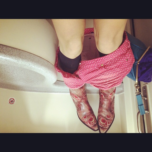 Roser Amills Beso Shorts Rojos De Topos Y Botas Ave Lleida