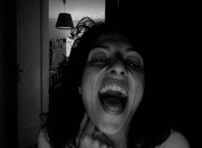 Roser Amills Divertida Boca Abierta Blanco Y Negro