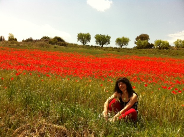 roser amills amb roelles de primavera foto de victor amela