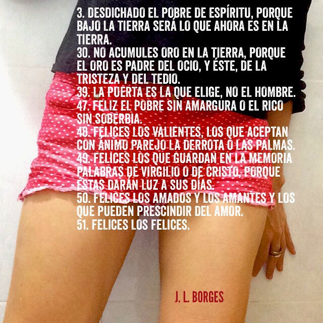 Bienaventuranzas numeradas de J. L. Borges en letras blancas sobre la fotografía de unas piernas con una falda roja de lunares