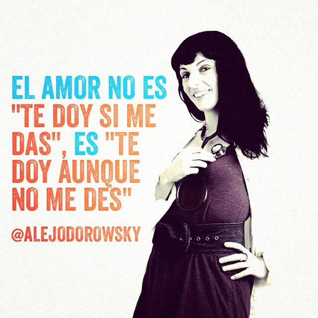 Montaje con la cita de Alejandro Jodorowsky «El amor no es Te doy si me das, es Te doy aunque no me des» junto a una fotografía de Roser Amills
