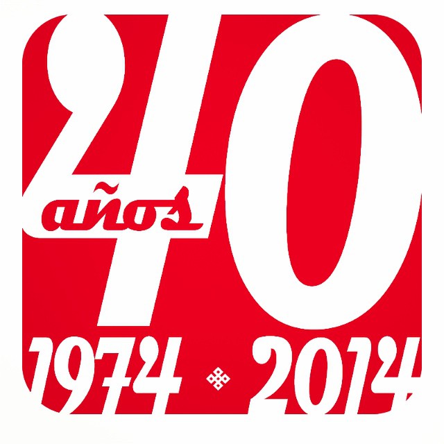 Cartel rojo con el número 40, la palabra «años» y las fechas 1974 y 2014