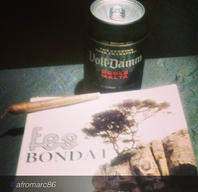 Novela Fes Bondat De Roser Amills Foto De Un Lector Con Cerveza Y Porro