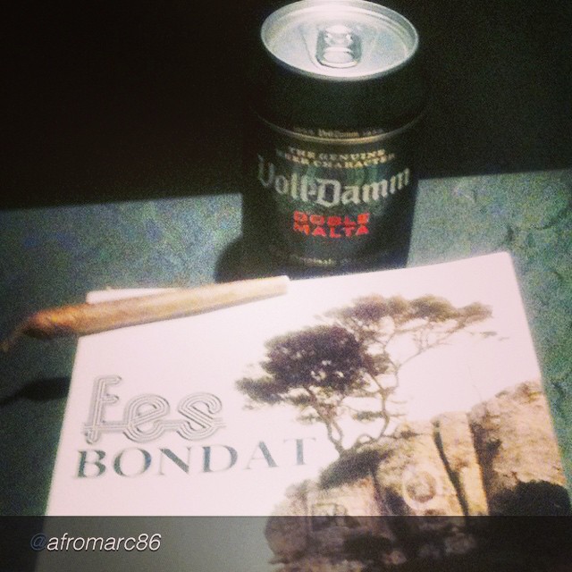 fes bondat de roser amills con cerveza y porro