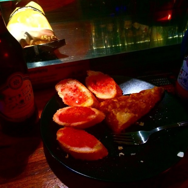 pincho de tortilla en el otro bar de barcelona