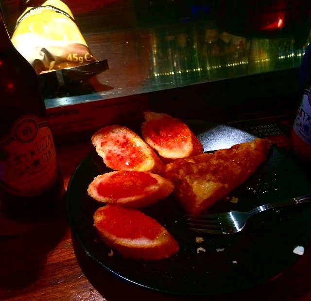 Pinchos De Tortilla En El Otro Bar De Barcelona