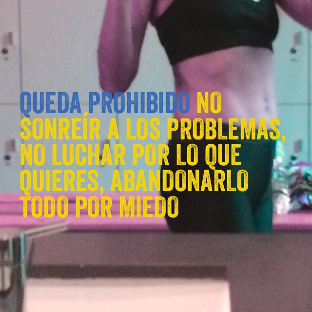 Frase «Queda prohibido no sonreír a los problemas, no luchar por lo que quieres, abandonarlo todo por miedo» sobre la foto de un torso con top negro