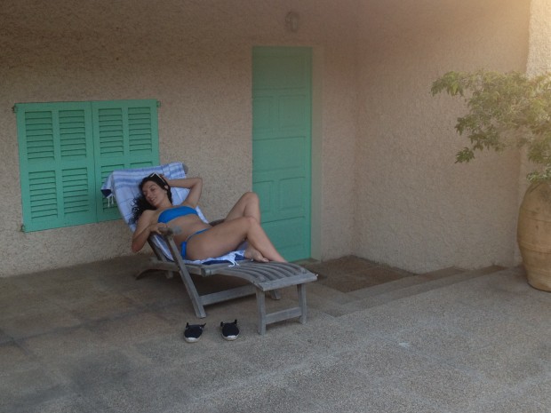 roser amills bikini azul tumbona