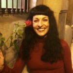 roser amills con una rosa en el otro bar