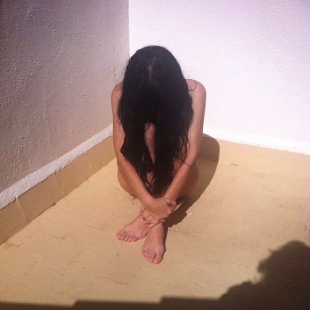 roser amills desnuda sentada al sol melena