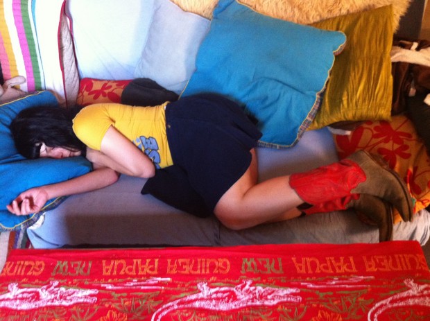 roser amills desnuda en el sofa