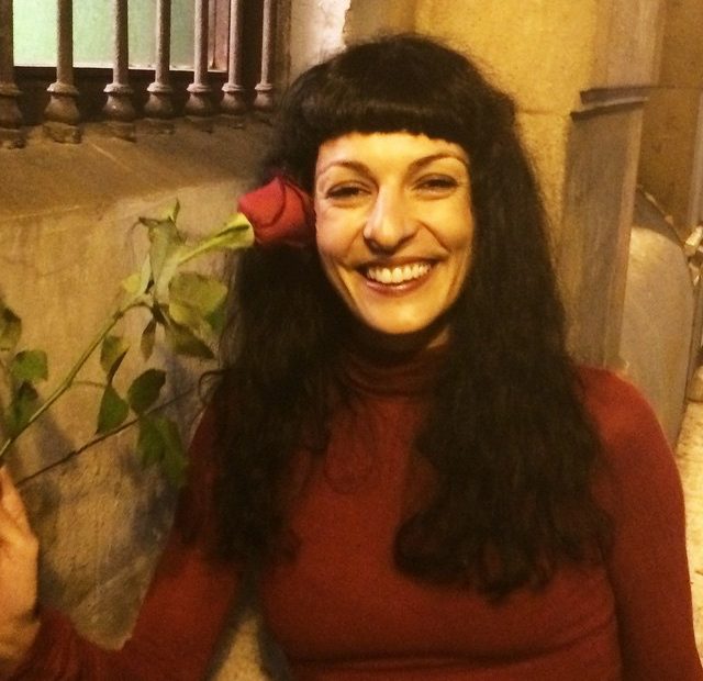 Roser Amills Posa Con Una Rosa En El Otro Bar