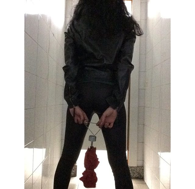 roser amills public wc leggins y paraguas rojo 2