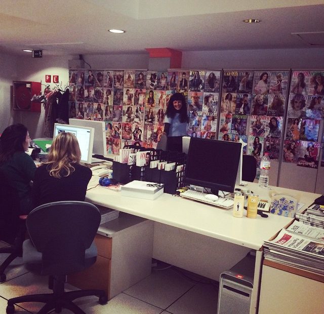 Roser Amills visita la redaccion de la revista femenina woman