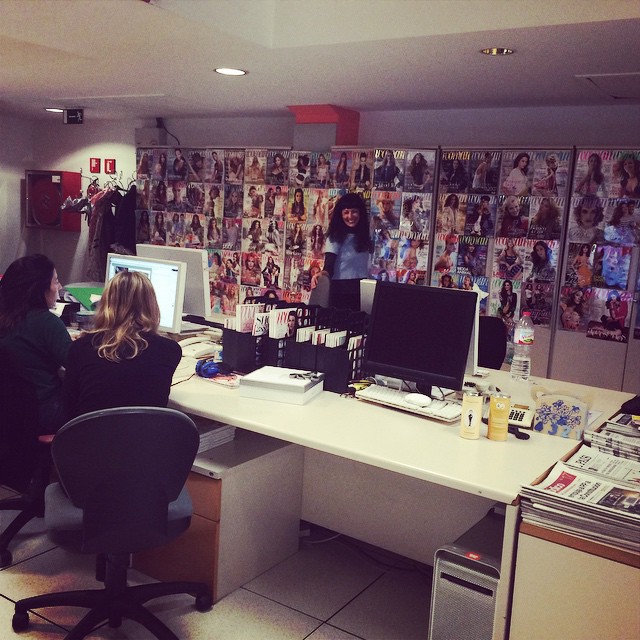 Roser Amills visita la redaccion de la revista femenina woman