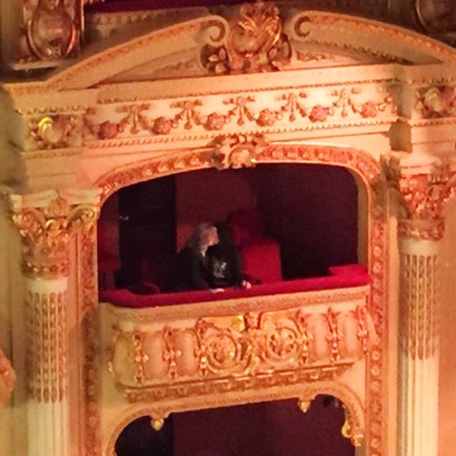 roser amills y victor amela beso