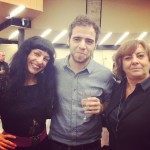 Con Jan & madre guapa @blackiebooks hemos pasado un muy buen rato #nitdeledicio2014 ;)) - Roser Amills, escritora mallorquina