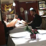Cura joven italiano comiendo en la mesa de al lado = tengo fantasías!! #pajaroespino ;)) (y conste que estoy con @victoramela y me tiene bien follada) - Roser Amills, escritora mallorquina