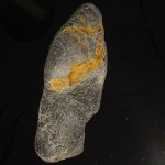 La piedra filosofal de mi escritorio dice "hola qué tal" :)) - Roser Amills, escritora mallorquina