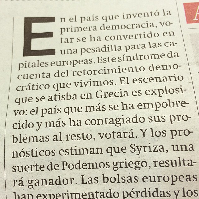 Recorte de un artículo de periódico sobre Grecia, la democracia y el ascenso de Syriza, con una gran letra capital «E»