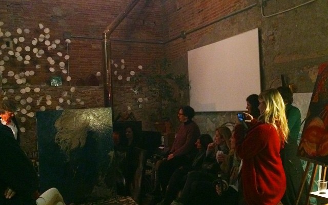 Público en la sala durante la inauguración de una exposición de Xefo Guasch