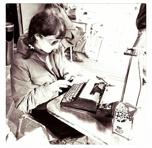 Roser Amills maquina de escribir bar zurich