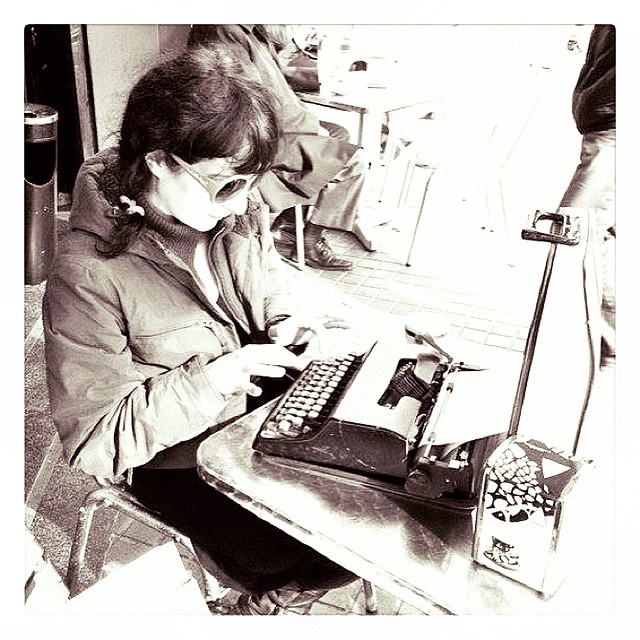 Roser Amills maquina de escribir bar zurich