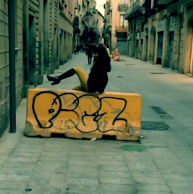 roser amills medias amarillas barri de gracia