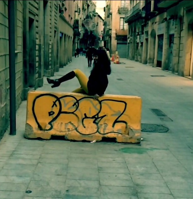 roser amills medias amarillas barri de gracia