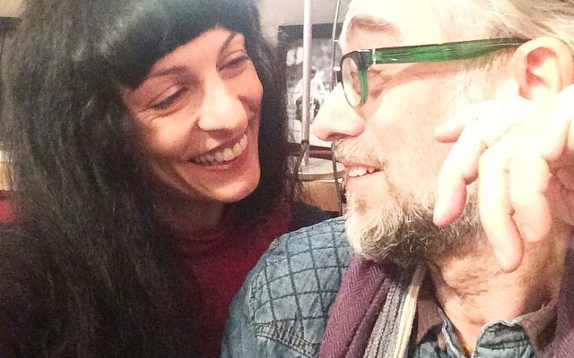 Roser Amills ríe junto a Víctor Amela, con gafas verdes, en un local