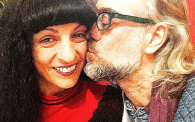 Víctor Amela besa en la mejilla a Roser Amills, vestida de rojo