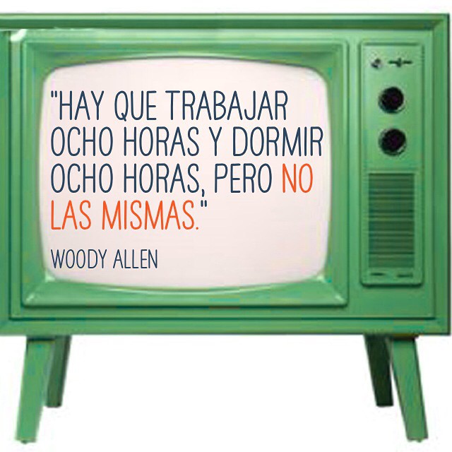 Televisor antiguo verde con la frase «Hay que trabajar ocho horas y dormir ocho horas, pero no las mismas. Woody Allen» en la pantalla