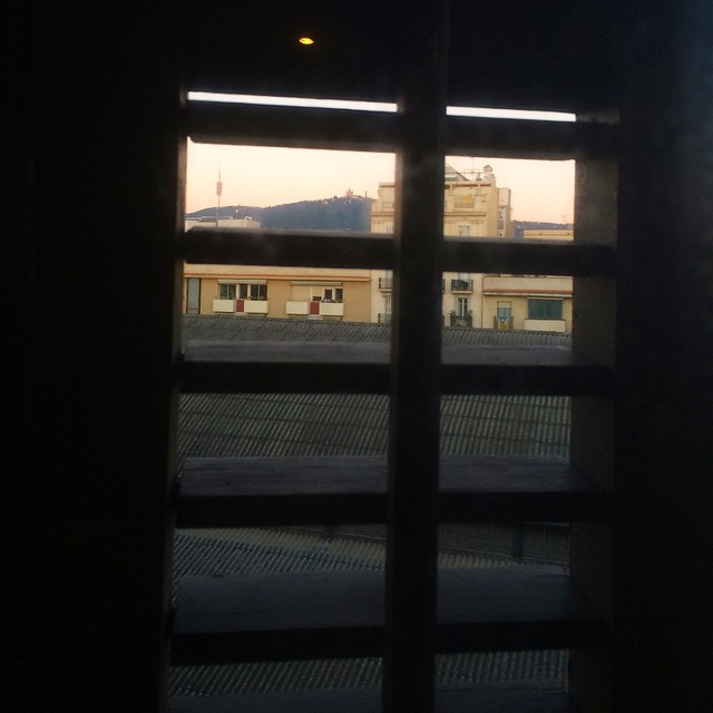 Amanecer sobre Barcelona visto a través de una ventana