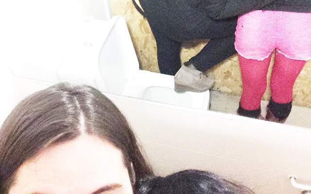 Detall de l’autoretrat de Joana Abrines i Roser Amills al lavabo, amb el reflex de les mitges roses a l’espill