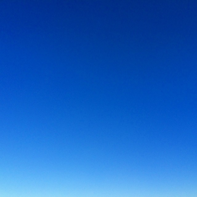 Cielo azul intenso sin nubes, más claro hacia el horizonte