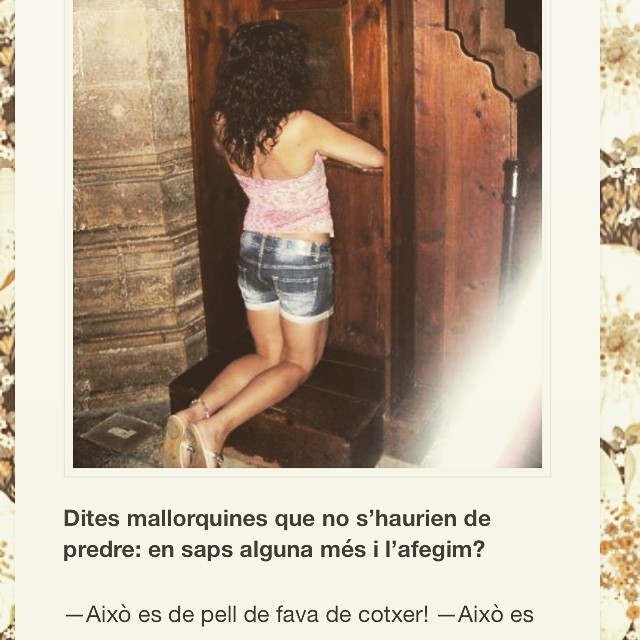 Captura de l'entrada «Dites mallorquines que no s'haurien de perdre», amb una dona de d'esquena agenollada davant una porta de fusta